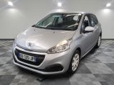 la petite voiture argentée est garée dans une grande pièce