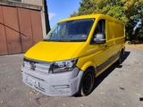 une camionnette jaune garée sur le parking