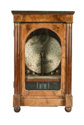 une horloge posée sur une table
