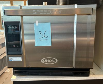 une photo d'un réfrigérateur dans un magasin, avec une étiquette de prix dessus