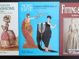trois livres exposés sur une table