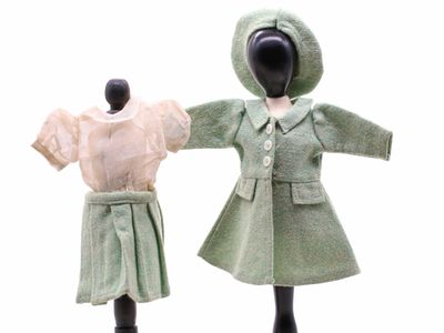 deux mannequins habillés de vert et de blanc