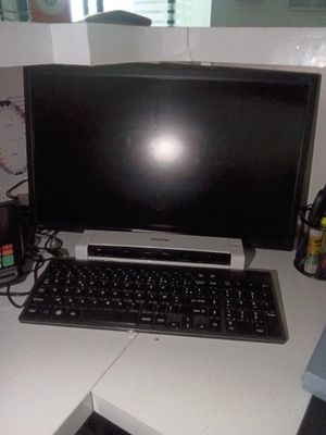 un bureau équipé d'un ordinateur et d'un clavier