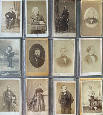 Plusieurs vieilles photos d'hommes et de femmes sont accrochées au mur