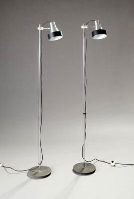 deux lampes posées l'une à côté de l'autre sur une table