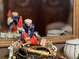 une figurine représentant un homme à moto, posée sur une table