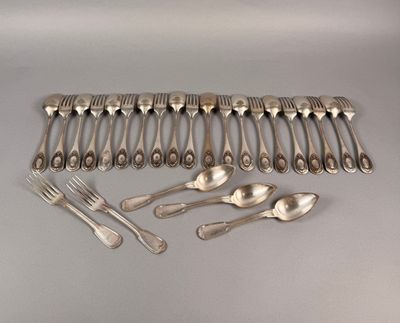 beaucoup de cuillères en argent et de cuillères sur la table