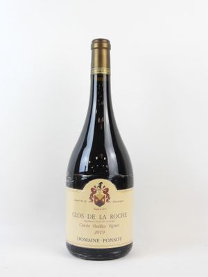 la bouteille de vin est posée sur une surface blanche