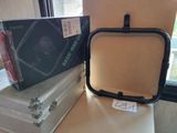 une valise posée sur une table, à côté d'une boîte