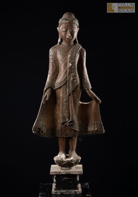 une statue en bronze représentant une personne debout sur un socle