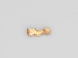 une paire de boucles d'oreilles en or sur un fond blanc