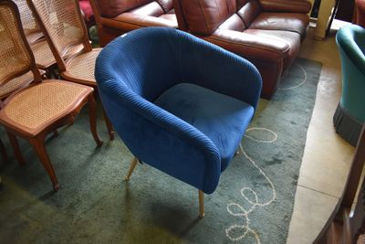 a blue chair and a brown chair in a room