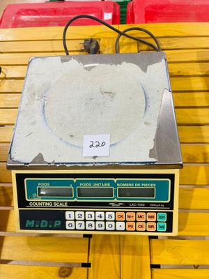 une balance posée sur une table en bois