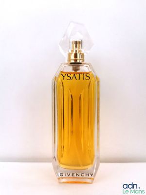 l'image d'un flacon de parfum posé sur une table