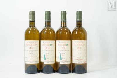quatre bouteilles de vin sont alignées sur une surface blanche