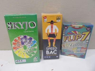 deux boîtes de jeux posées l'une à côté de l'autre sur une table