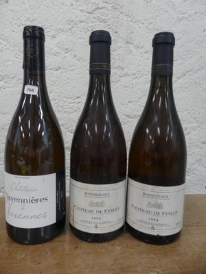trois bouteilles de vin posées sur une table, l'une à côté de l'autre