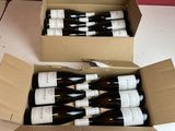plusieurs bouteilles de vin se trouvent dans un carton sur une table
