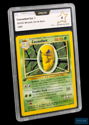un gros plan d'une carte Pokémon sur laquelle figure une banane