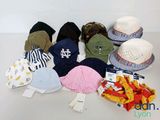 de nombreux chapeaux posés sur une table