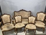 lot de six chaises de style français en bois sculpté, avec coussins rembourrés