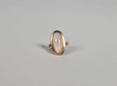 une bague en or avec une pierre rose au centre