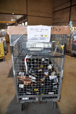 une cage métallique remplie d'objets divers dans un entrepôt