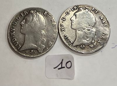 une image représentant deux pièces d'argent posées l'une à côté de l'autre sur une feuille de papier