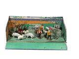une boîte contenant quelques figurines représentant des personnes