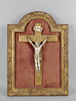 une image représentant un crucifix sur fond rouge, encadré d'or