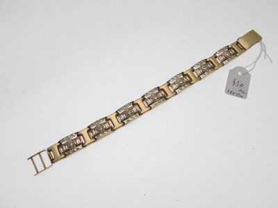 un bracelet en or muni d'un fermoir en métal et d'une étiquette
