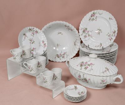 beaucoup d'assiettes et de tasses posées sur la table