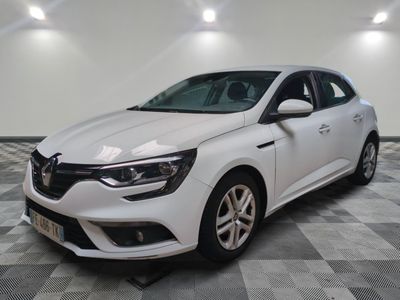 la voiture blanche est garée sur un carrelage à carreaux