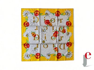 une photo d'un mouchoir jaune et blanc orné de fleurs