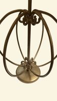 Lampe avec fût en fer laqué doré à six branches à volutes. (photo 2)