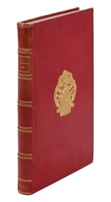 un vieux livre rouge avec un emblème doré sur la couverture