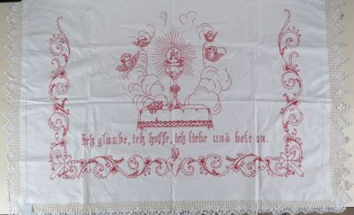 une nappe brodée sur laquelle est représenté un gâteau