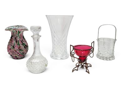 LOT DE VERRERIE comprenant seau à glaçons, vase, coupe, cara…