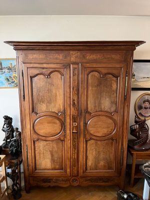 une grande armoire en bois dans le coin d'une pièce