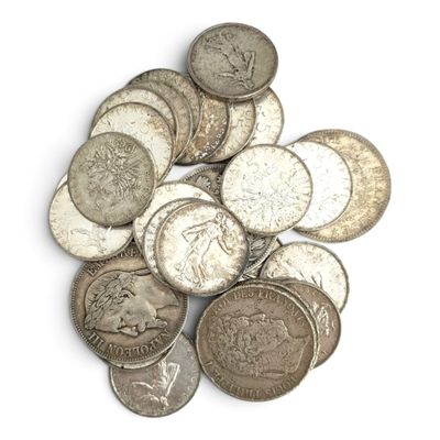 une pile de vieilles pièces d'argent sur une surface blanche