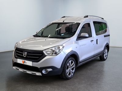 la photo d'une camionnette blanche garée dans une pièce
