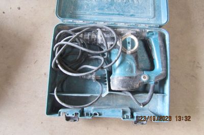 une boîte bleue avec des outils à l'intérieur sur le sol