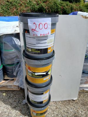 une pile de seaux empilés les uns sur les autres