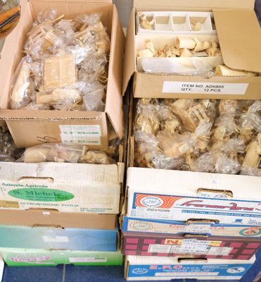 plusieurs boîtes de nourriture posées sur une table les unes à côté des autres