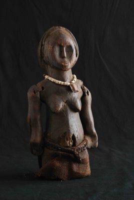 un gros plan sur la statue d'une femme portant un collier autour du cou