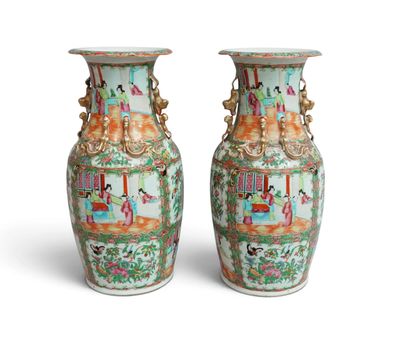 paire de vases chinois avec figures sur fond blanc