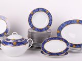 un grand nombre d'assiettes et de tasses posées sur une table