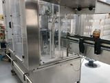 une machine posée sur une table dans une pièce