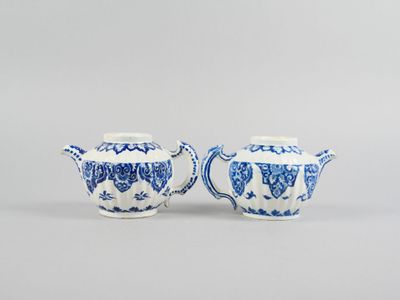 paire de théières en porcelaine chinoise bleue et blanche
