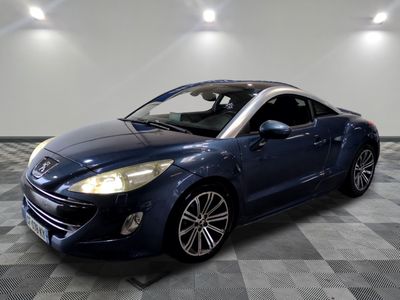 la voiture bleue est garée sur un sol en damier dans le garage